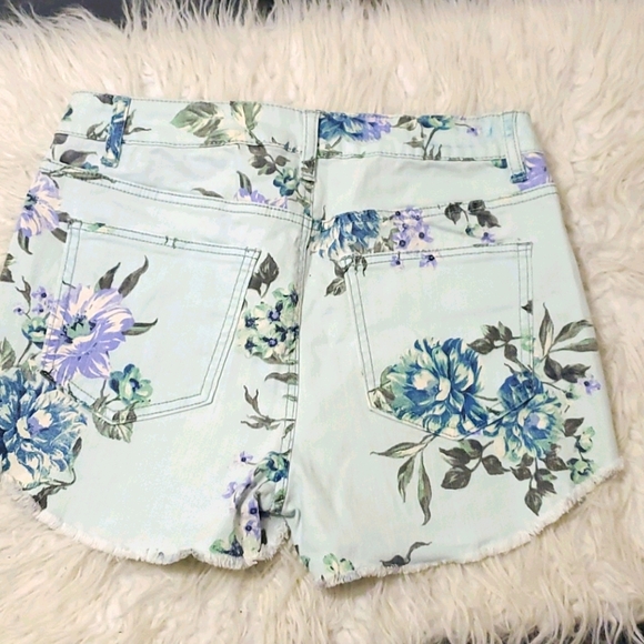 BNWOT 🏷 TINSEL FLORAL DENIM SHORTS - Picture 3 of 5